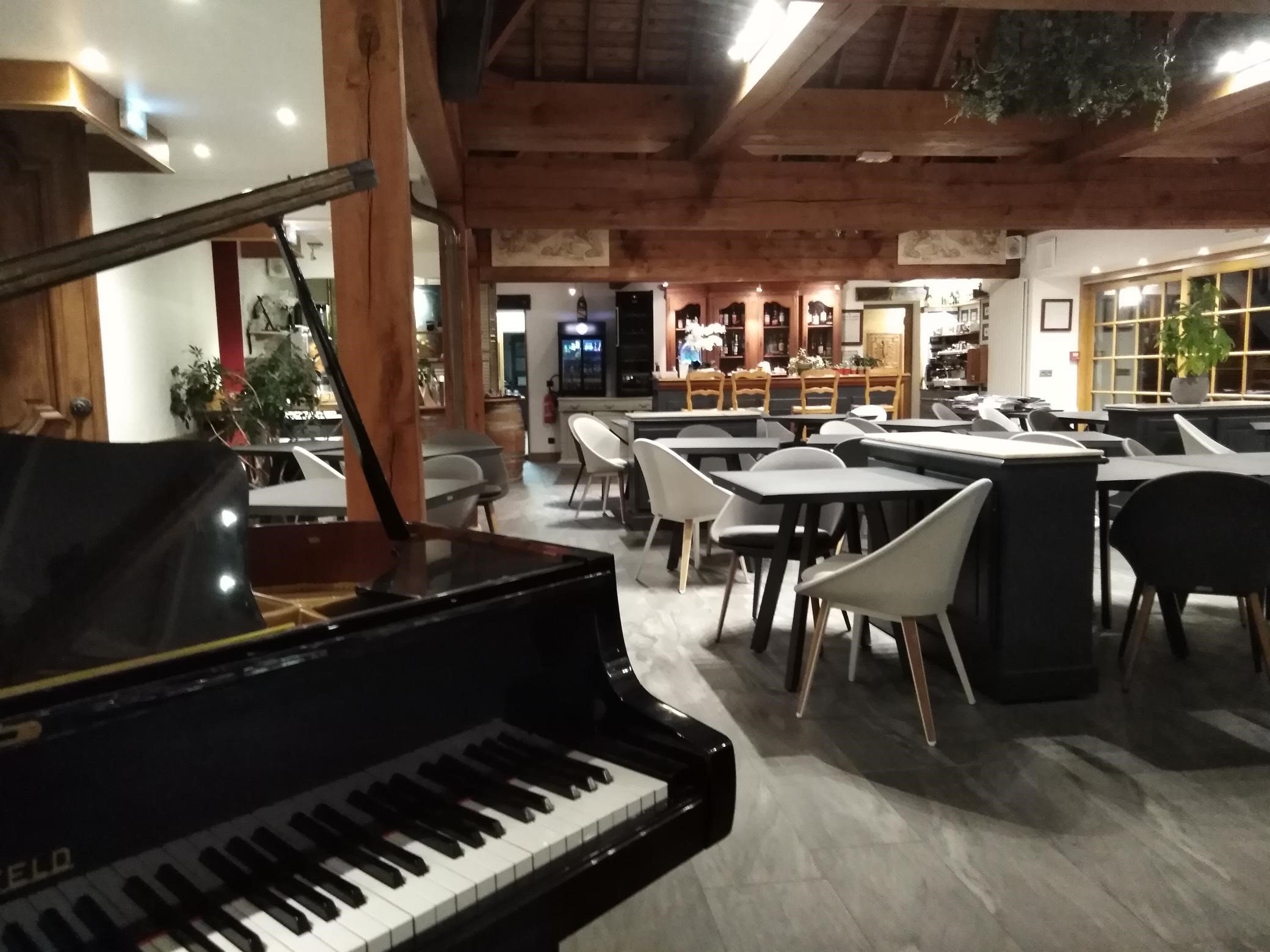 19/Restaurant/piano_bar.jpg