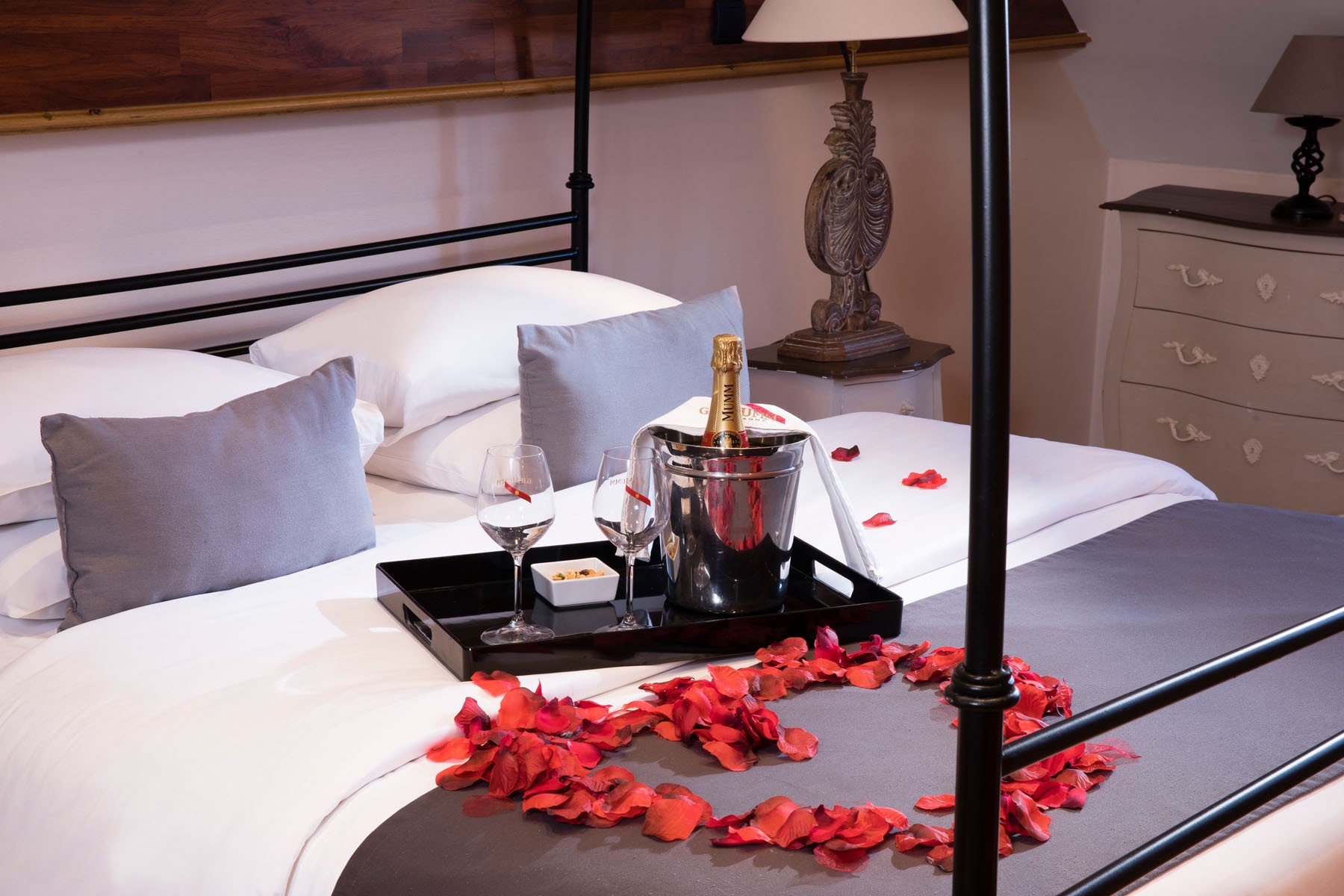 19/Chambres/Duplex/Chambre_duplex_baldaquin_hotel_spa_le_lion_d_or_pont_l_eveque_normadie_HD_2.jpg