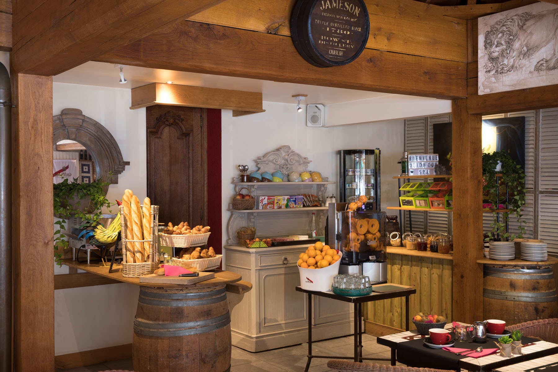 19/Petit-dejeuner/Salle_petit_dejeuner_hotel_spa_le_lion_d_or_pont_l_eveque_normandie_HD_2.jpg